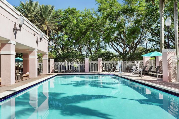 Doubletree Pool Bar DoubleTree by Hilton Hotel : A Luxurious Stay in Sawgrass Mills, FL